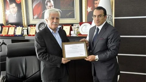 Kaymakam Kaya’dan Başkan Toprak’a teşekkür plaketi