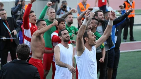 İzmir derbisini kazanan Karşıyaka büyük sevinç yaşadı