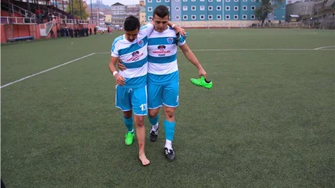 Saha bir anda karıştı, sakatlanan oyuncuya ilk müdahaleyi arkadaşları yaptı