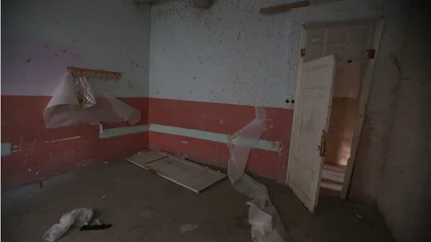 Müteahhit kaçınca tarihî okul harabeye döndü