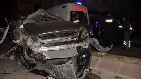 Otomobil, ayva yüklü kamyonete arkadan çarptı 1 ölü, 1 yaralı