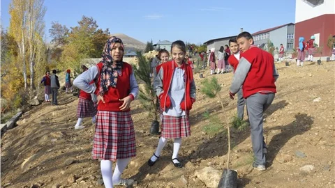 İmam hatip orta okulu öğrencileri fidan dikti.