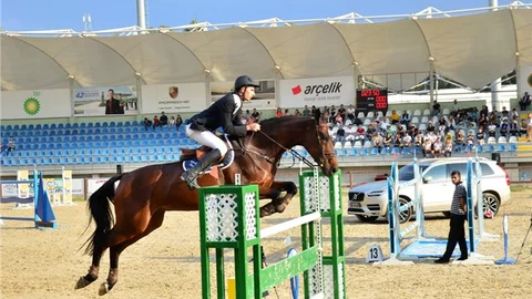 Adana’da yapılan Cumhuriyet Kupası Engel Atlama Binicilik Yarışları tamamlandı