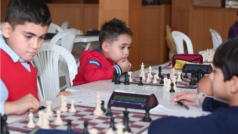 Satrançta dereceye giren öğrenciler madalya ile ödüllendirildi