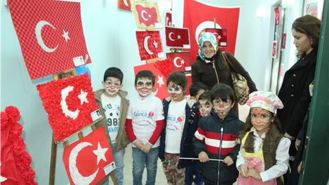 Öğrenciler sergide, anneler yarışmada hünerlerini sergiledi