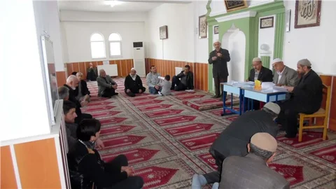 Camiye gelen cemaat için bilgi yarışması düzenlendi