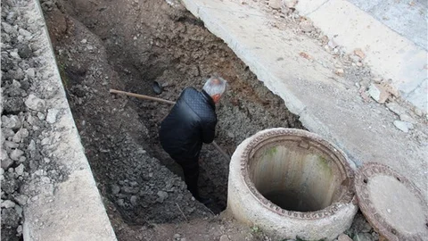 Toprak altında kalan işçiyi arkadaşları kurtardı