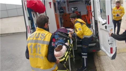 Takla atan otomobildeki 4 kişi yaralandı