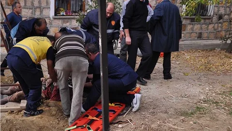 Kuyuya düşen işçiyi itfaiye kurtardı