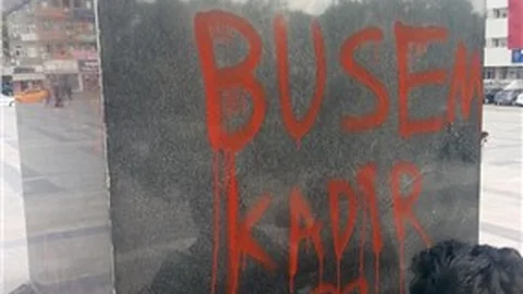 Atatürk büstüne aşk yazısı
