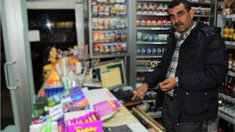 Çaldığı para ile aldığı içeceğin parasını ödedi