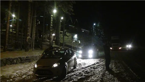 Kar yağışına hazırlıksız yakalanan sürücüler yolda kaldı