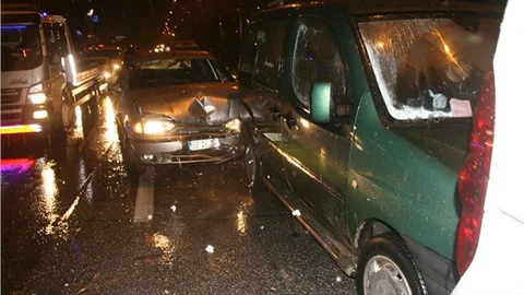 Yozgat’ta 12 aracın karıştığı zincirleme kazada 3 kişi yaralandı