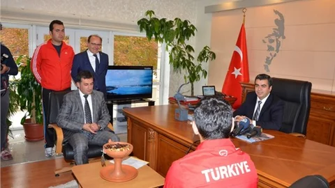 Vali, dünya şampiyonunu ödüllendirdi