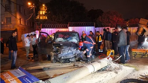 Kamyonet aydınlatma direğine çarptı 2 yaralı