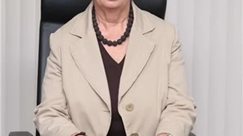 Abdullah Kavuk, bayrağı Işılay Saygın’a devretti