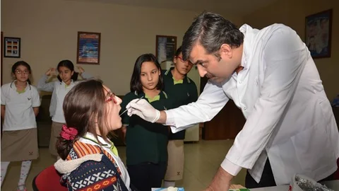 Burçlu öğrenciler, ağız ve diş sağlığı taramasından geçirildi