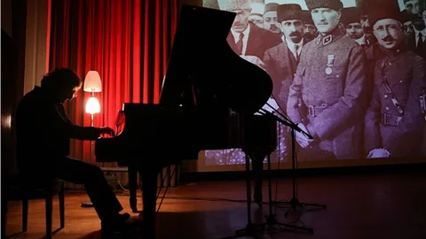 Ünlü Piyanist Uğurlu Sinan'ın güzelliği bu şehre yansımış