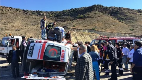 Osmaniye'de ambulans ile oto kurtarma aracı çarpıştı 9 yaralı