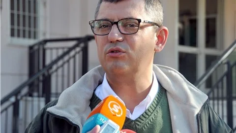 CHP'li Özel, Manisa kelepçelenerek gözaltına alınanları ziyaret etti