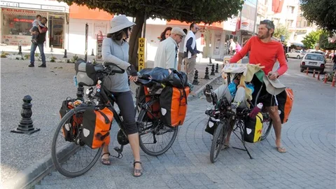 Bisiklet tutkunu Fransız çift, pedal çevirerek ülke ülke dolaşıyor