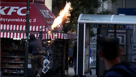 Atina'da yüzü maskeli gruplar polise molotof yağdırdı