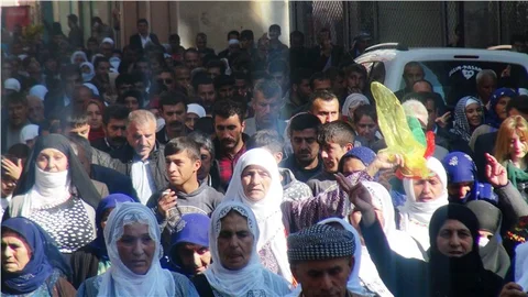 Cizre halkı, Silvan'da uygulanan sokağa çıkma yasağı protesto etti