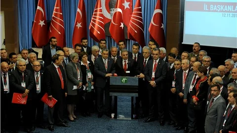 Ankara'da toplanan il başkanları, CHP'de olağanüstü kurultaya karşı çıktı