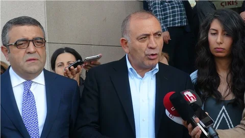 Gürsel Tekin Asıl kelepçe valinin diline vurulmalı