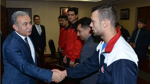 Başarılı sporcular Vali Büyük’ü ziyaret etti