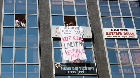 Mersin'de eylemciler DHA bürosunu bastı