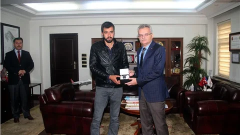 Vali'den TÜBİTAK yarışmasında birinci olan öğrenciye hediye