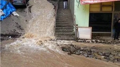 Şiddetli yağışlardan dolayı Borçka ve Murgul'da eğitime ara verildi