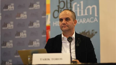 Hidayet Karaca'nın 'Bir Dizi Film' isimli kitabını eşi imzaladı