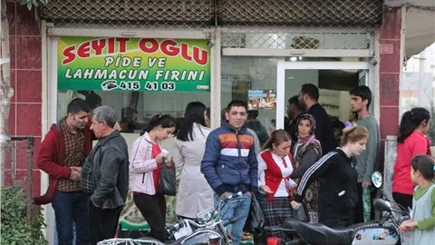 Nusaybin'de sokağa çıkma yasağı kararı sonrası halk marketlere akın etti
