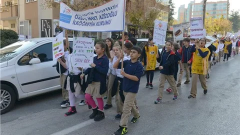 Öğrencilerden ‘Toprağa Saygı’ yürüyüşü