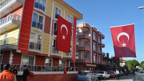 Şehit Astsubay Çelik'in babaevi Türk bayraklarıyla donatıldı.