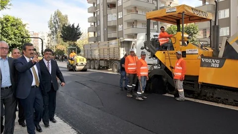 Yayaları ve sürücüleri isyan ettiren yol asfaltlandı