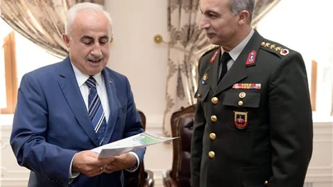 Vali, komutan ve müdürü büyük altınla ödüllendirdi