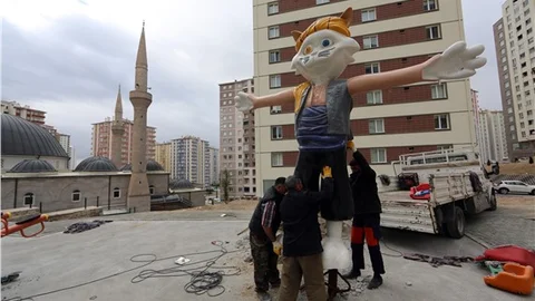 Çizgi film karakterleri oyun gruplarıyla parklarda