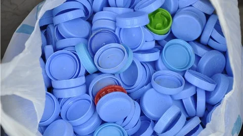 Öğrencilerin topladığı mavi kapaklar tekerlekli sandalye ve bastona dönüşecek