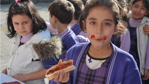 Karacabey Belediyesinden öğrencilere salçalı ekmek