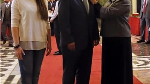 AK Parti Genel Başkan Yardımcısı Özhaseki’nin rozetini eşi taktı