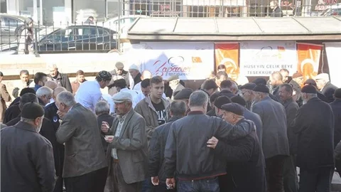 Cami cemaatine aşure ikramı