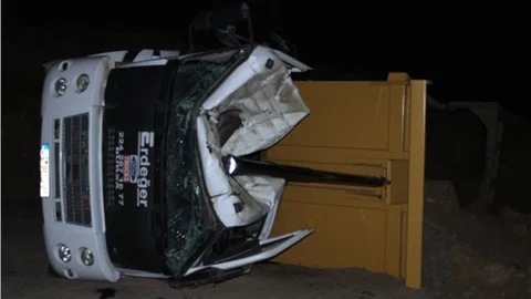 Dingilin kırılması sonucunda kamyonda sıkışan bir kişi öldü