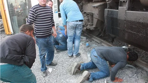 Yük treni demiryolunda elektrik döşeyen işçilere çarptı 1 ölü, 1 yaralı
