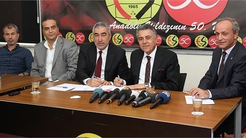 Samet Aybaba Eskişehirspor’a resmi imzayı attı