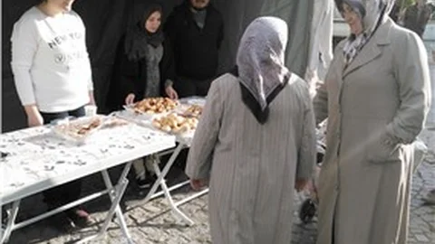 Üniversite öğrencileri, kermes düzenledi