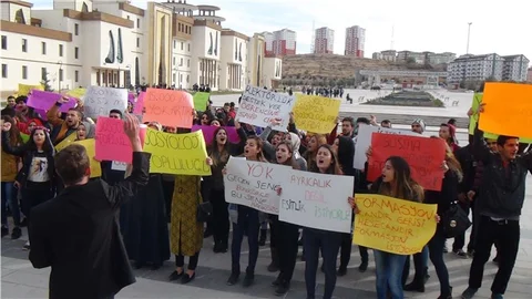 Öğrencilerden YÖK'e formasyon tepkisi