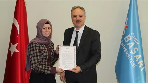 Başarı Üniversitesi'ne birincilikle yerleşen öğrencilere kutlama belgesi verildi